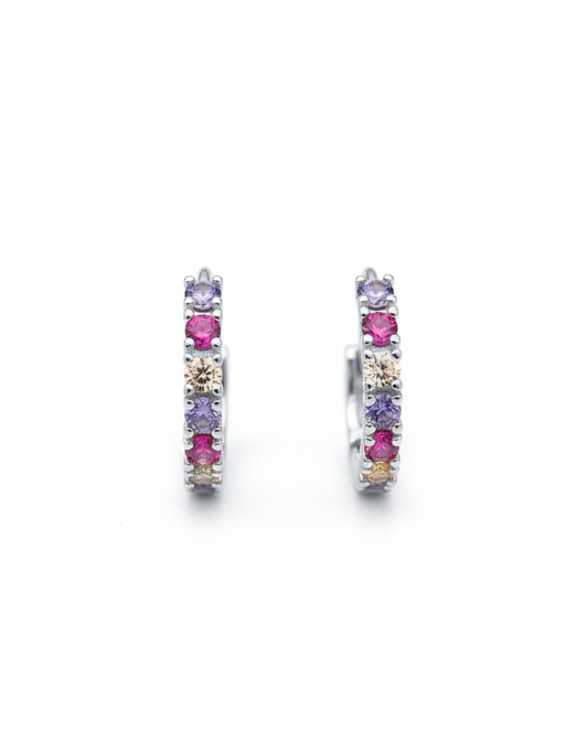 Aretes tipo huggies con zirconias color plateado