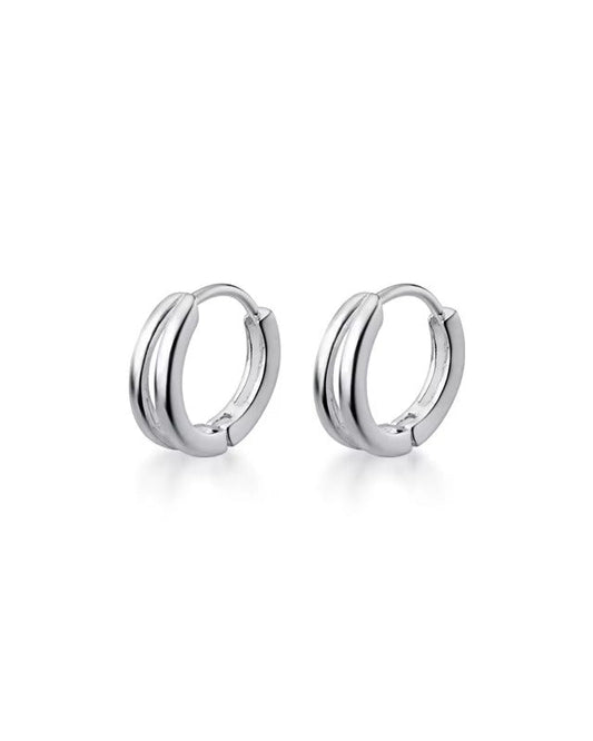 Aretes tipo huggies color plateado