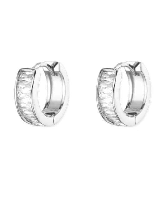 Arracadas tipo huggie con cristales en corte baguette de plata