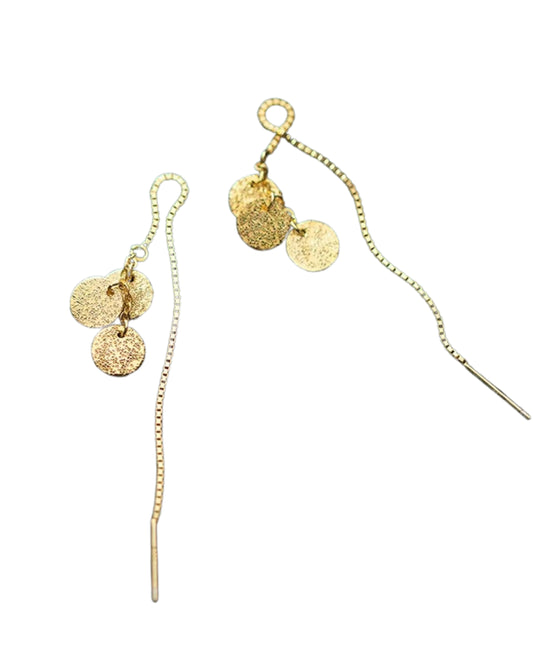 Aretes tipo drop earrings con cadena color dorado