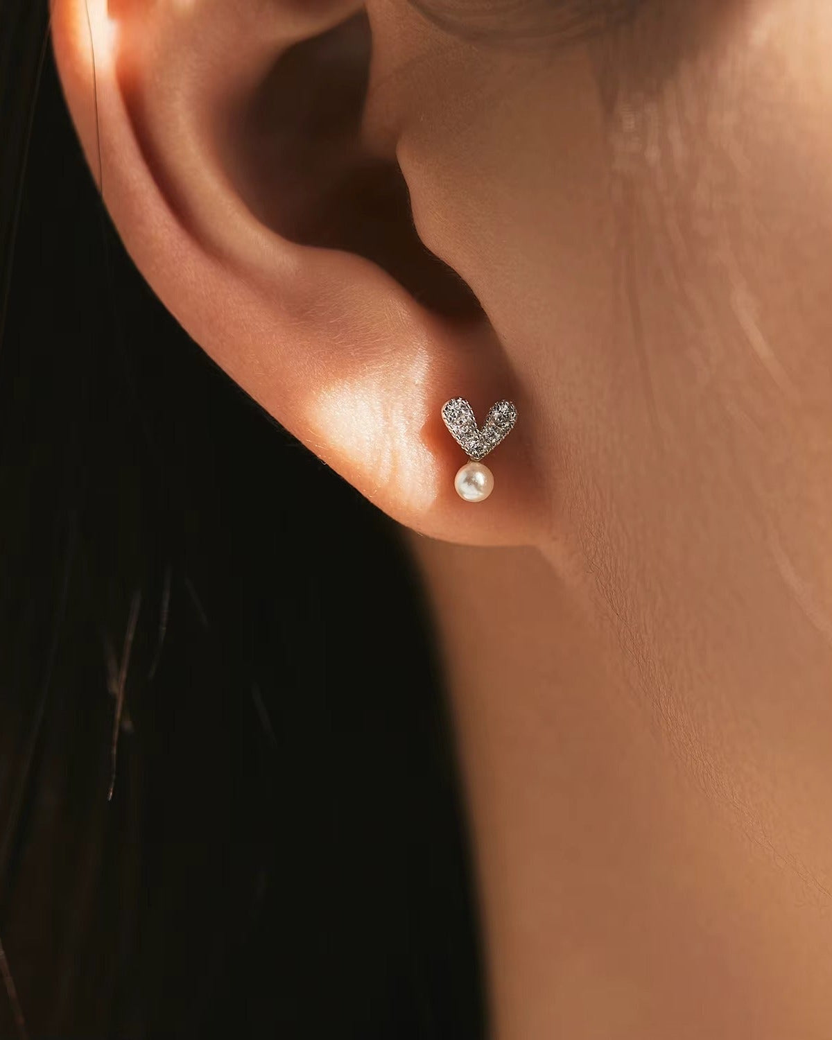 Aretes en Forma de Corazón Pavé con Perla Colgante