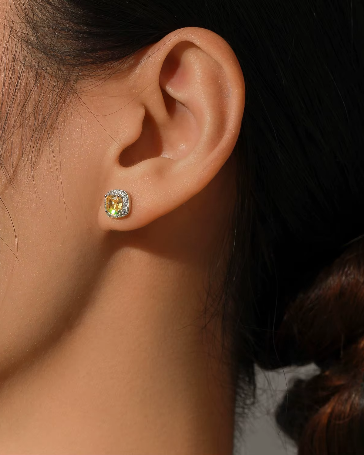 Aretes Estilo Halo con Circonia Cuadrada Amarilla