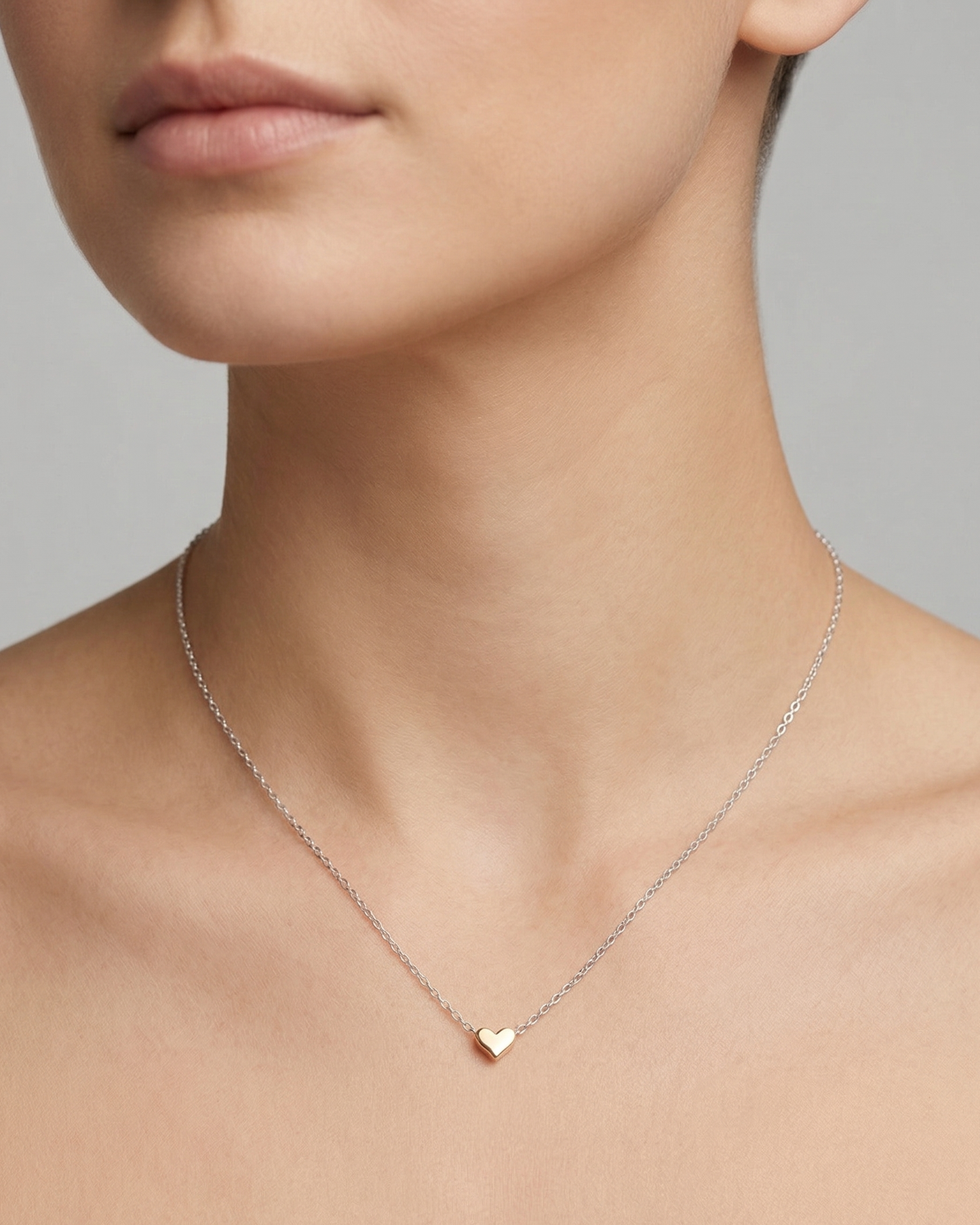 Collar de mini corazón dorado con acabado espejo