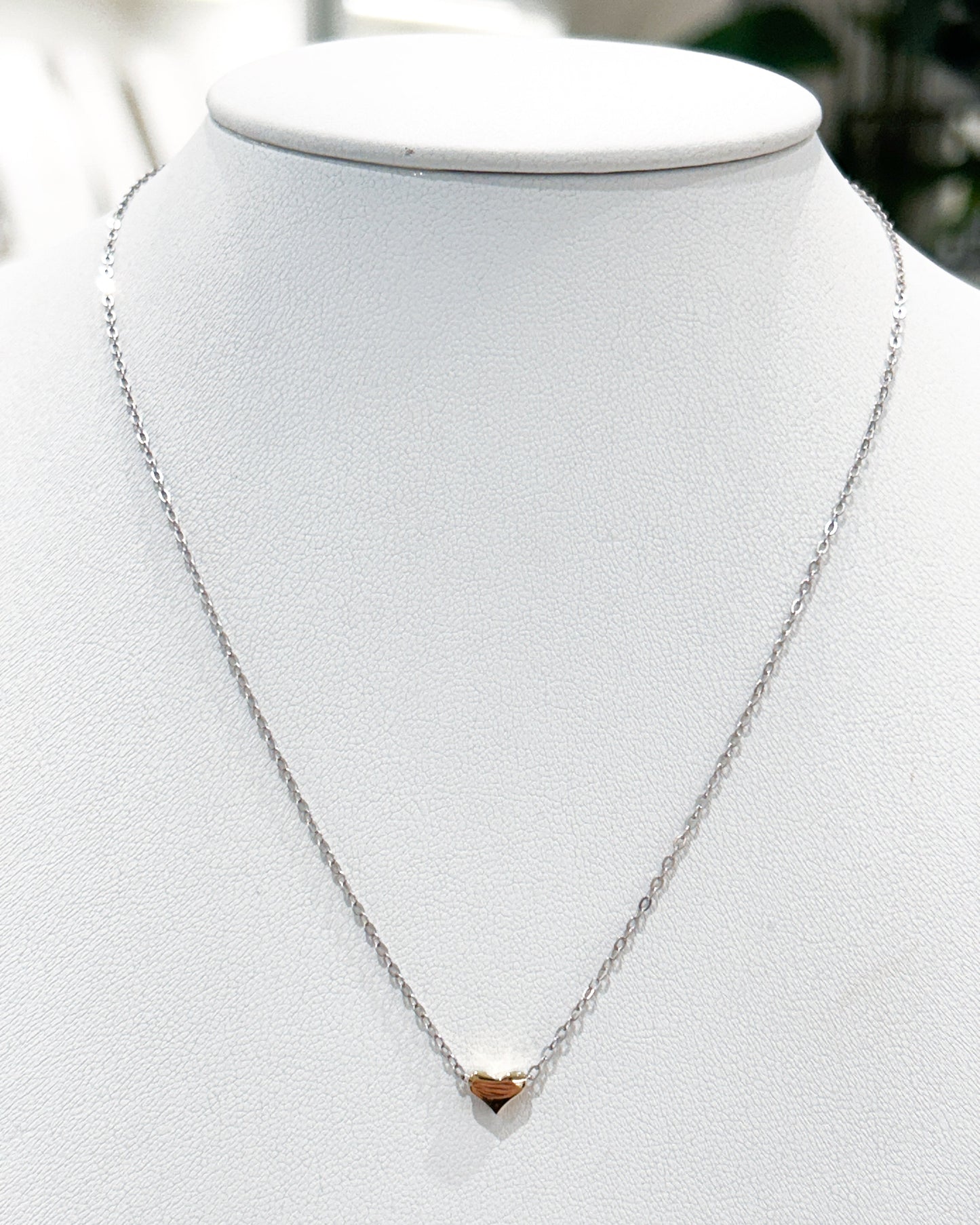 Collar de mini corazón dorado con acabado espejo