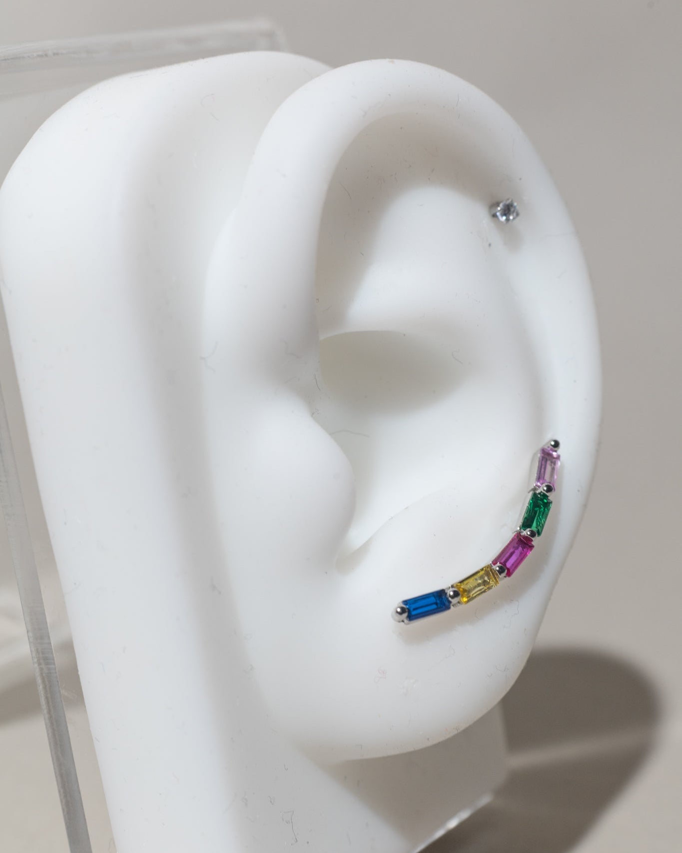 Aretes trepadores con cristales multicolor en plata