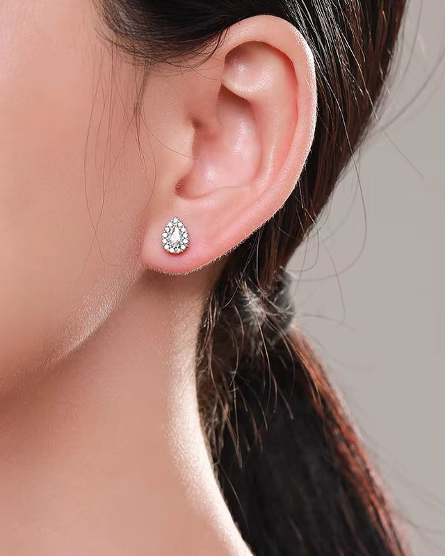 Broqueles en forma de gota con pavé de cristales en plata