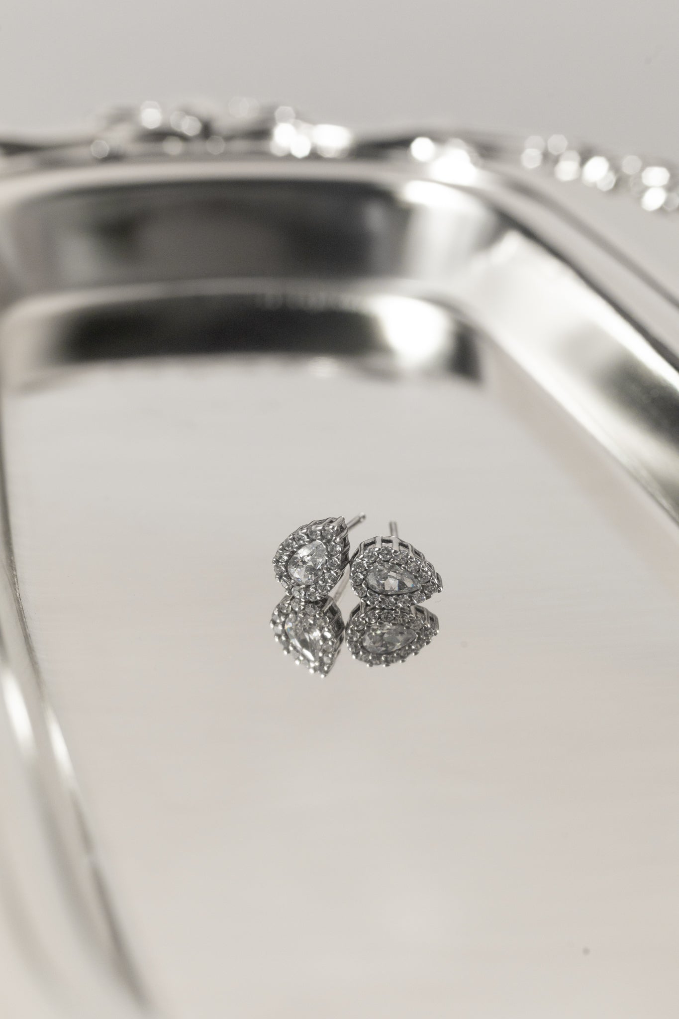 Broqueles en forma de gota con pavé de cristales en plata