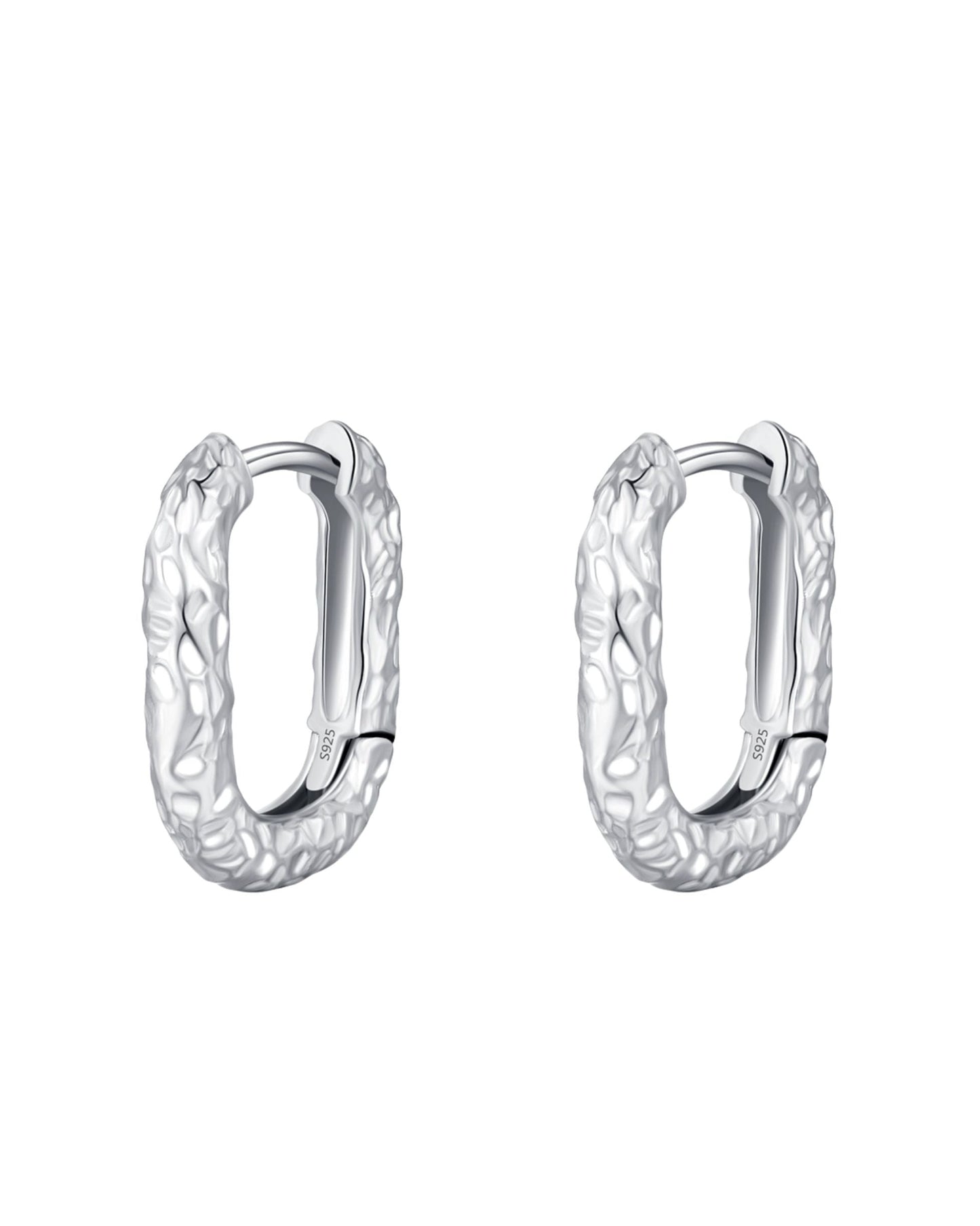 Arracadas ovaladas con textura martillada en plata