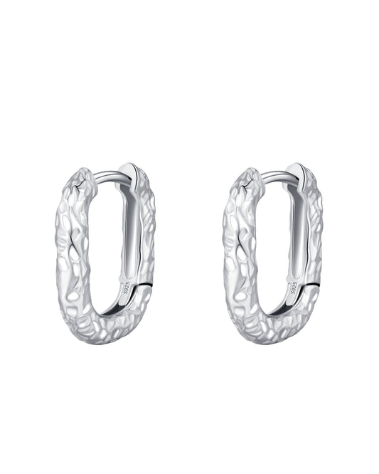 Arracadas ovaladas con textura martillada en plata