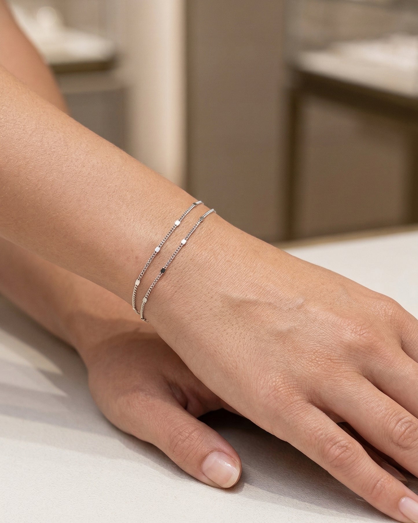Pulsera doble de eslabones color plateado