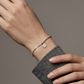 Pulsera de esferas y cordón plano con dije Lucky