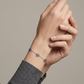 Pulsera de tréboles de colores con piedras incrustadas