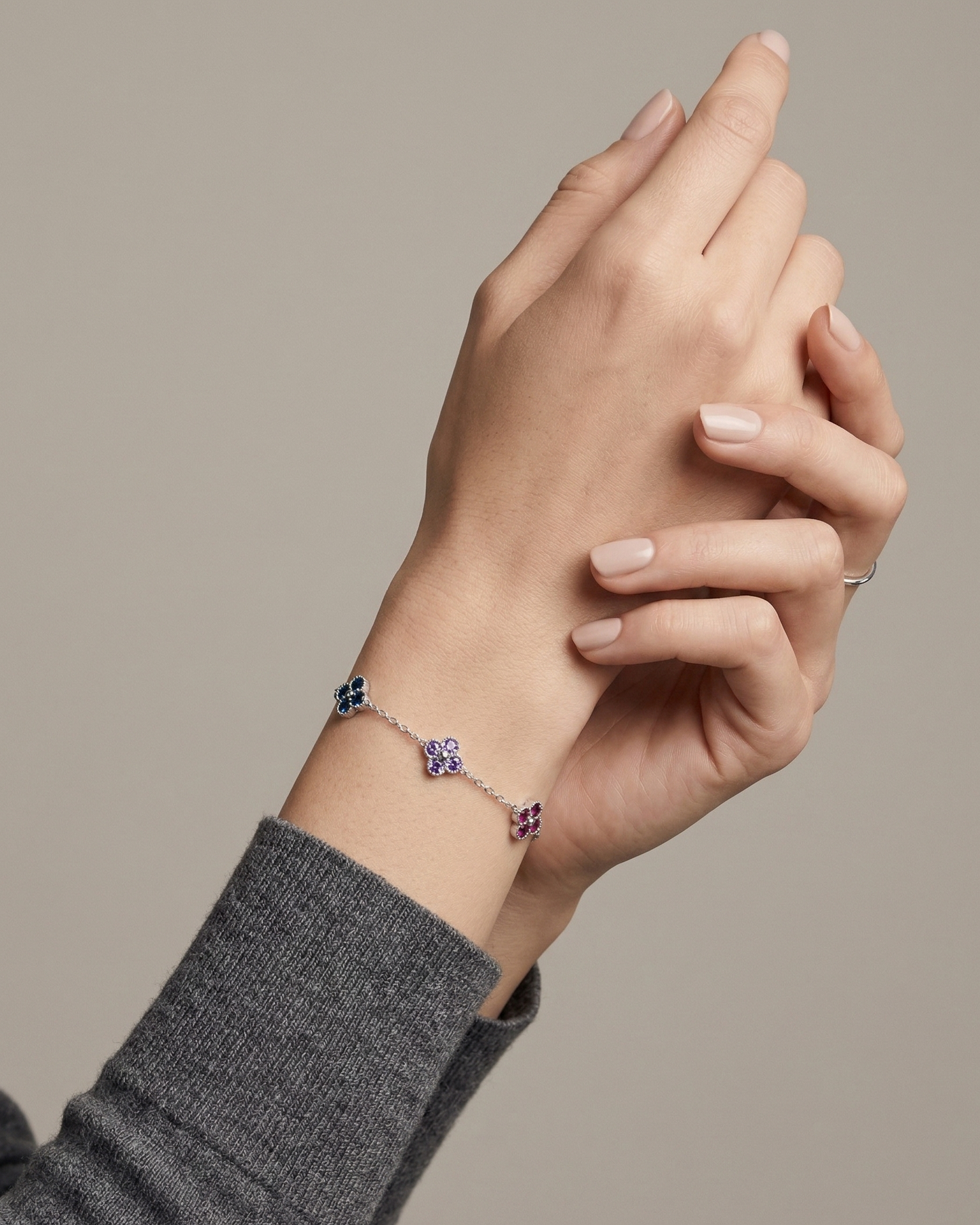 Pulsera de tréboles de colores con piedras incrustadas