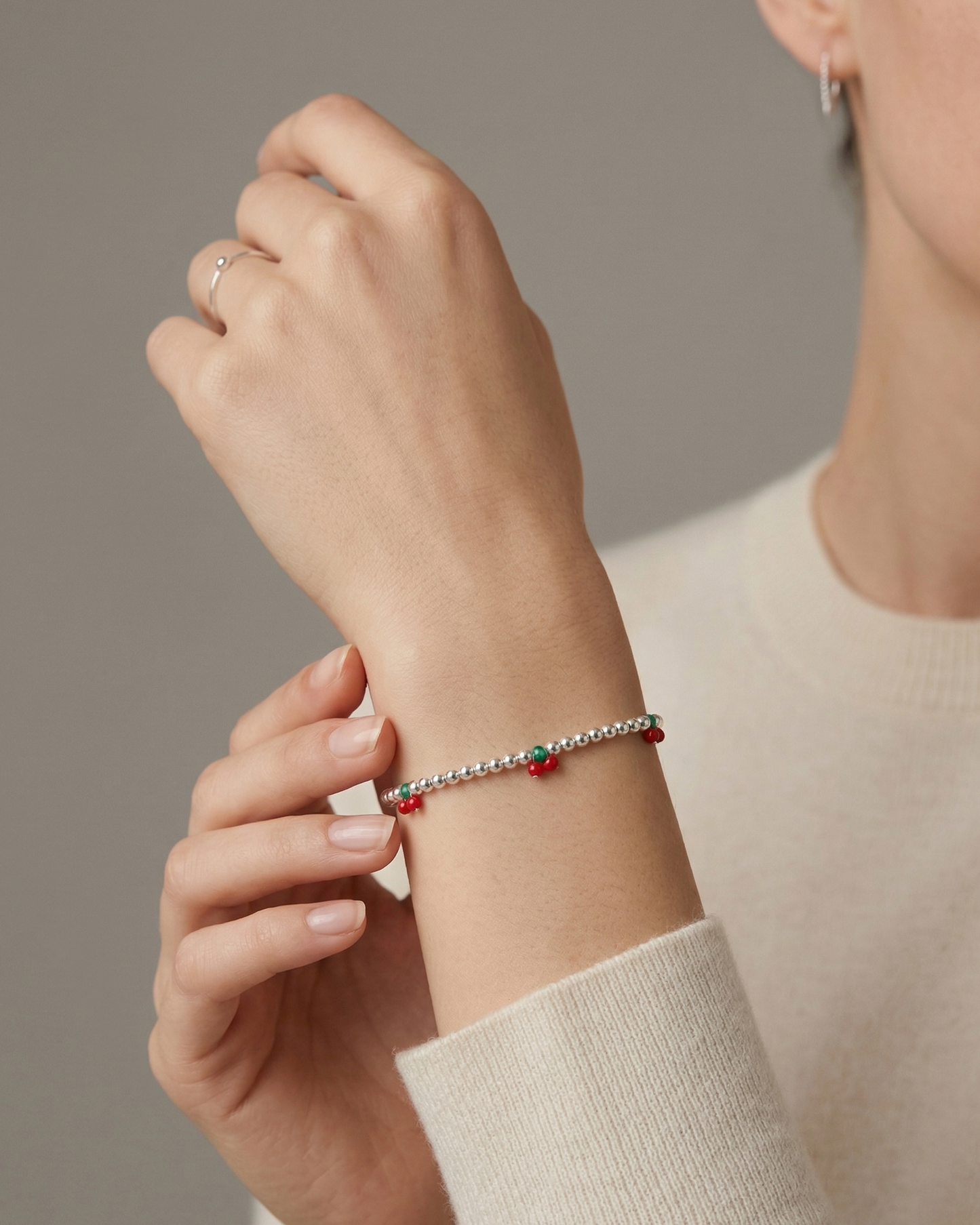 Pulsera de esferas plateadas con dijes de cereza en resina