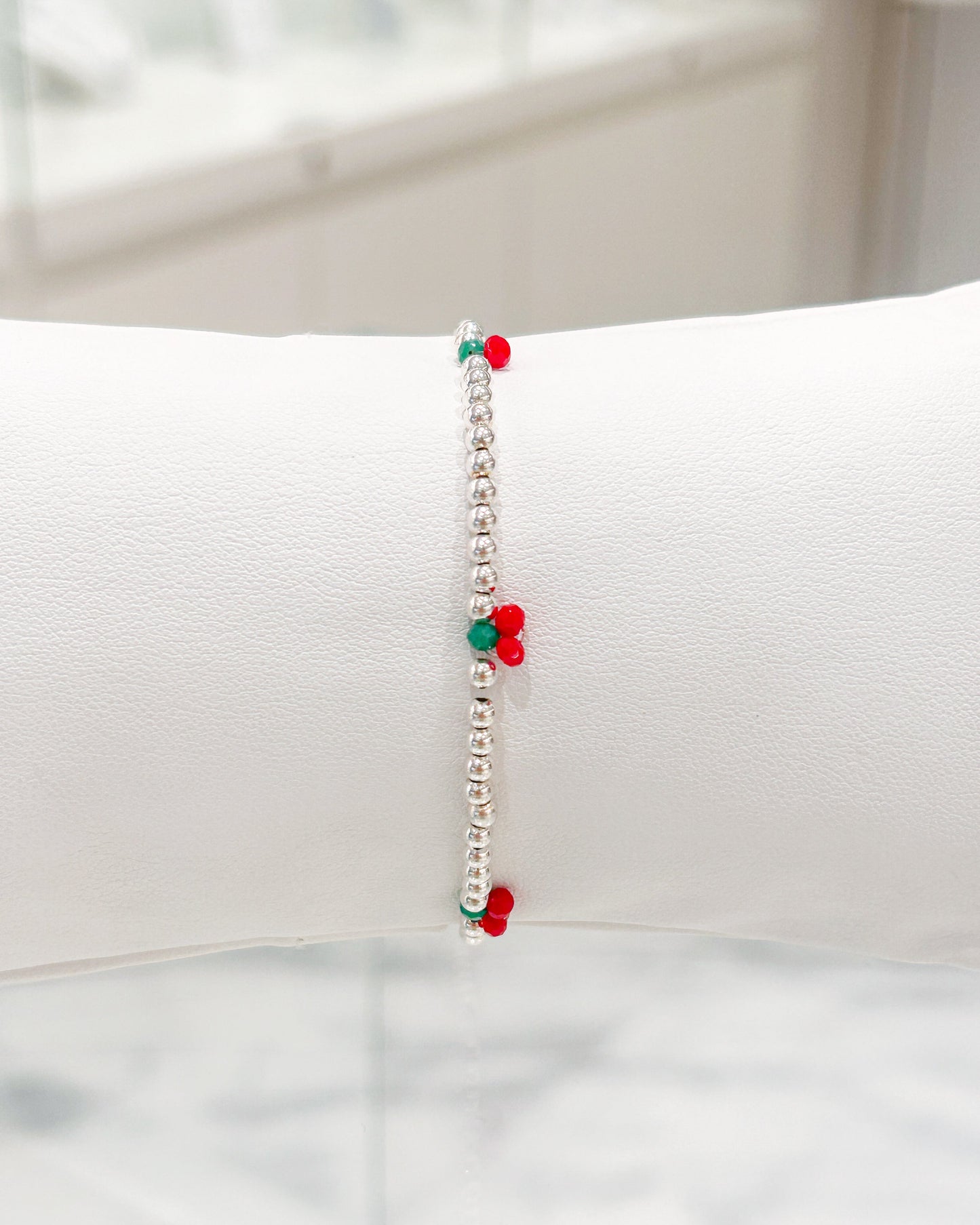 Pulsera de esferas plateadas con dijes de cereza en resina