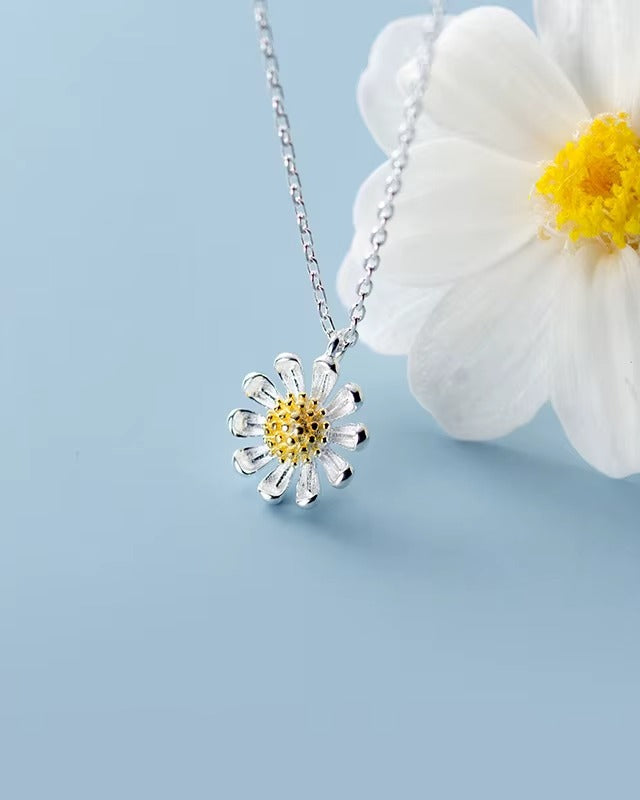 Collar con diseño de flor color plateado