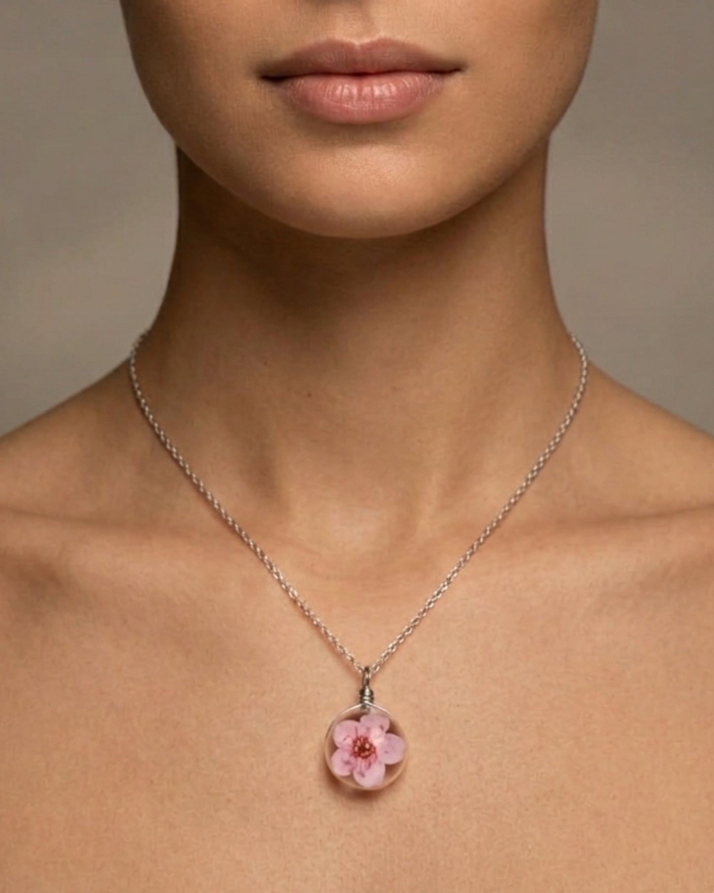 Collar con cristal y flor color plateado
