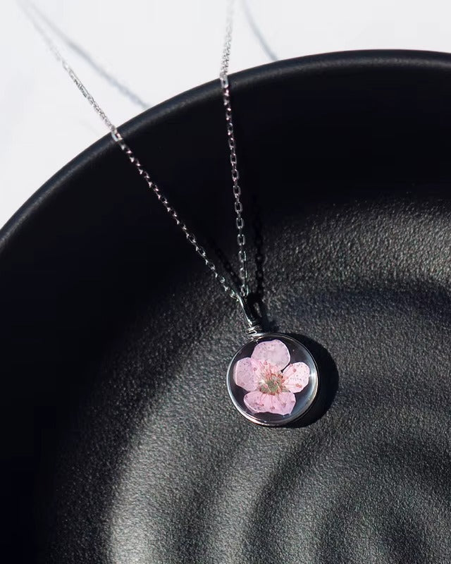 Collar con cristal y flor color plateado