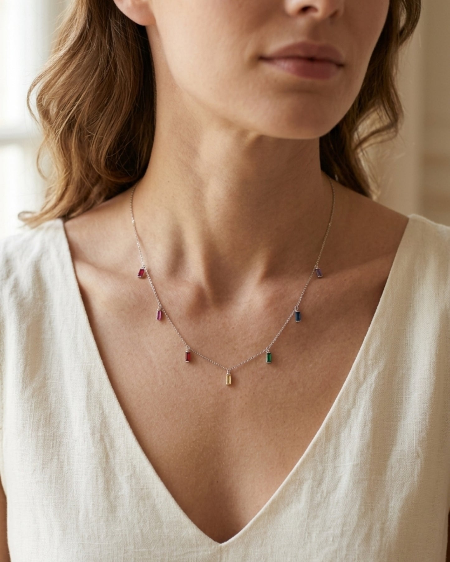 Collar con circonias de colores color plateado