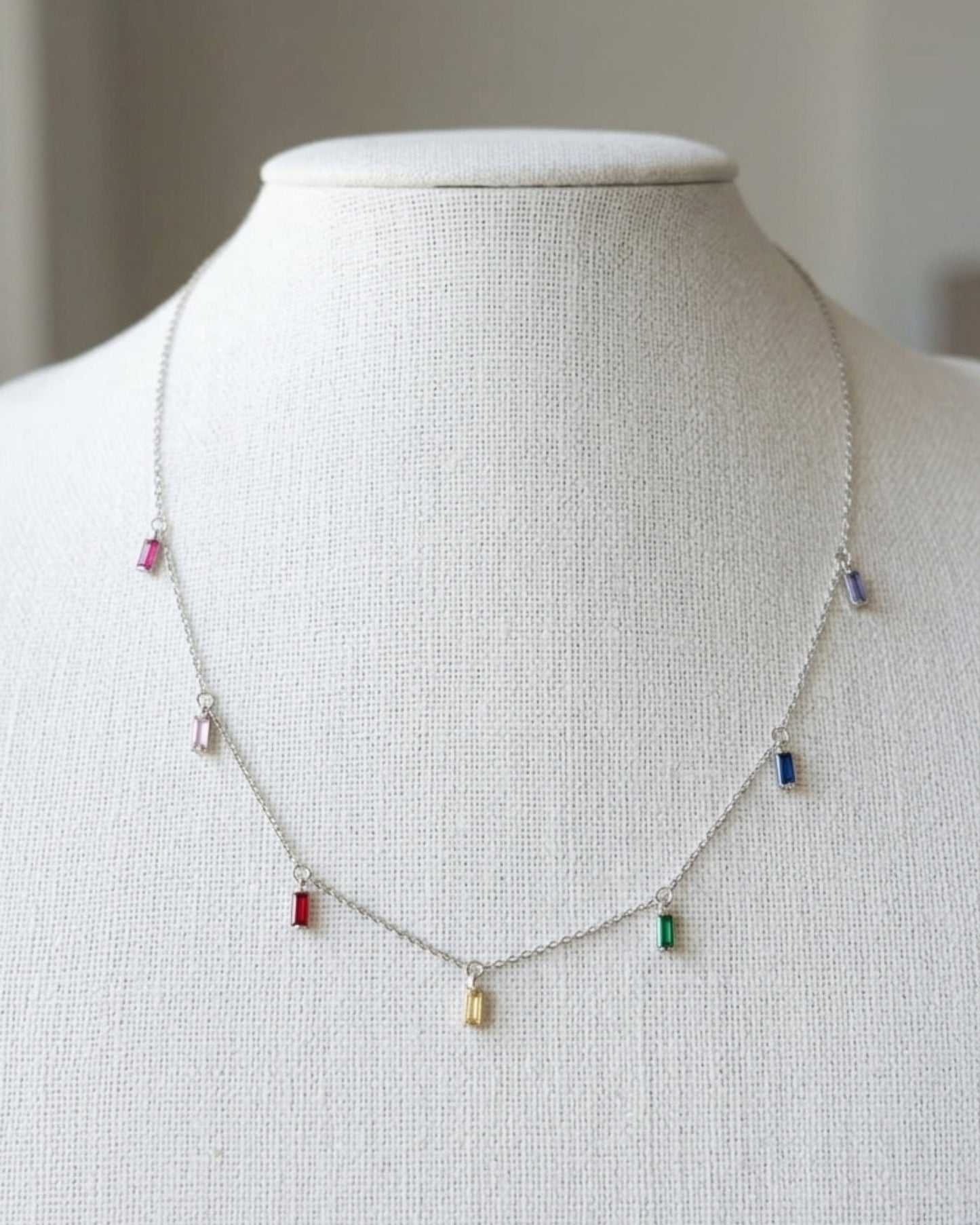 Collar con circonias de colores color plateado