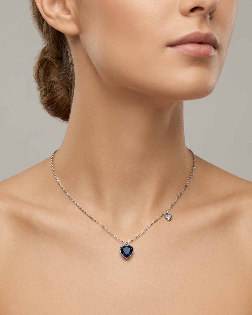 Collar de corazón en cristal azul medianoche con dije pequeño de corazón