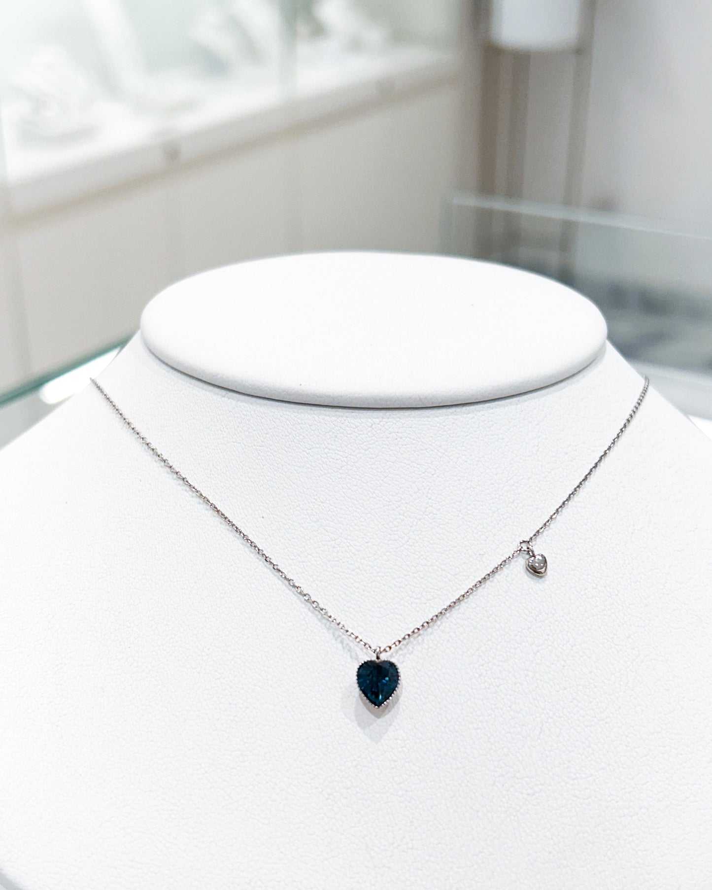 Collar de corazón en cristal azul medianoche con dije pequeño de corazón