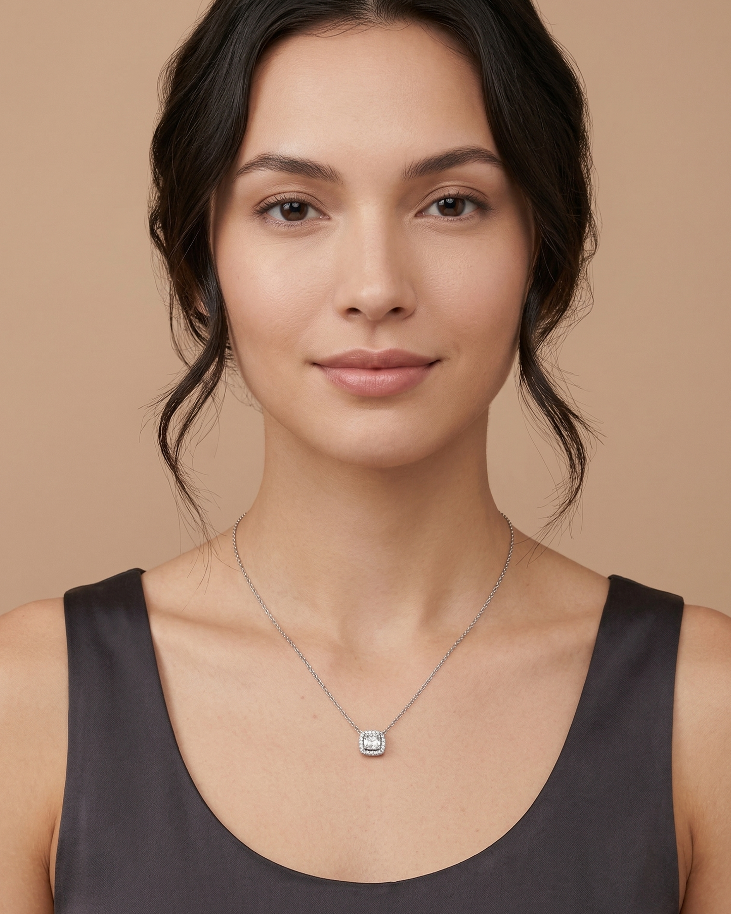 Collar de halo cuadrado con cristal central y pavé