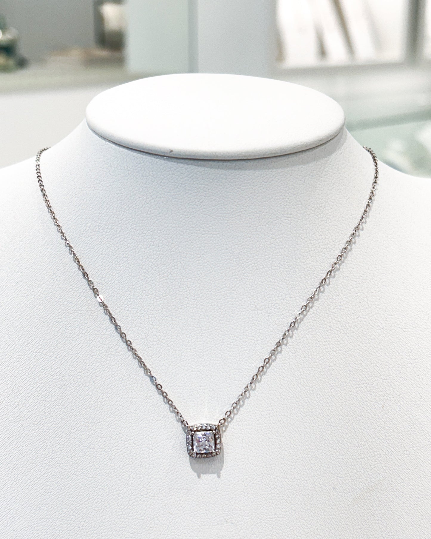 Collar de halo cuadrado con cristal central y pavé