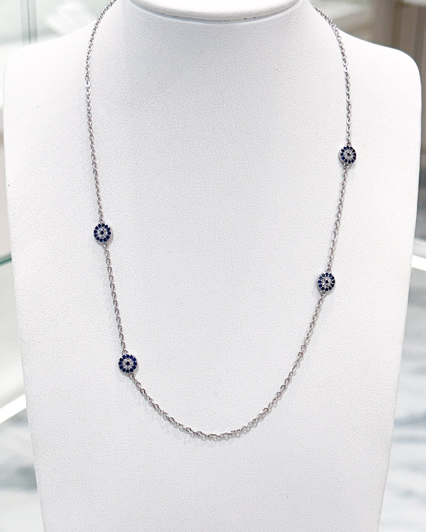 Collar de estaciones con ojos turcos