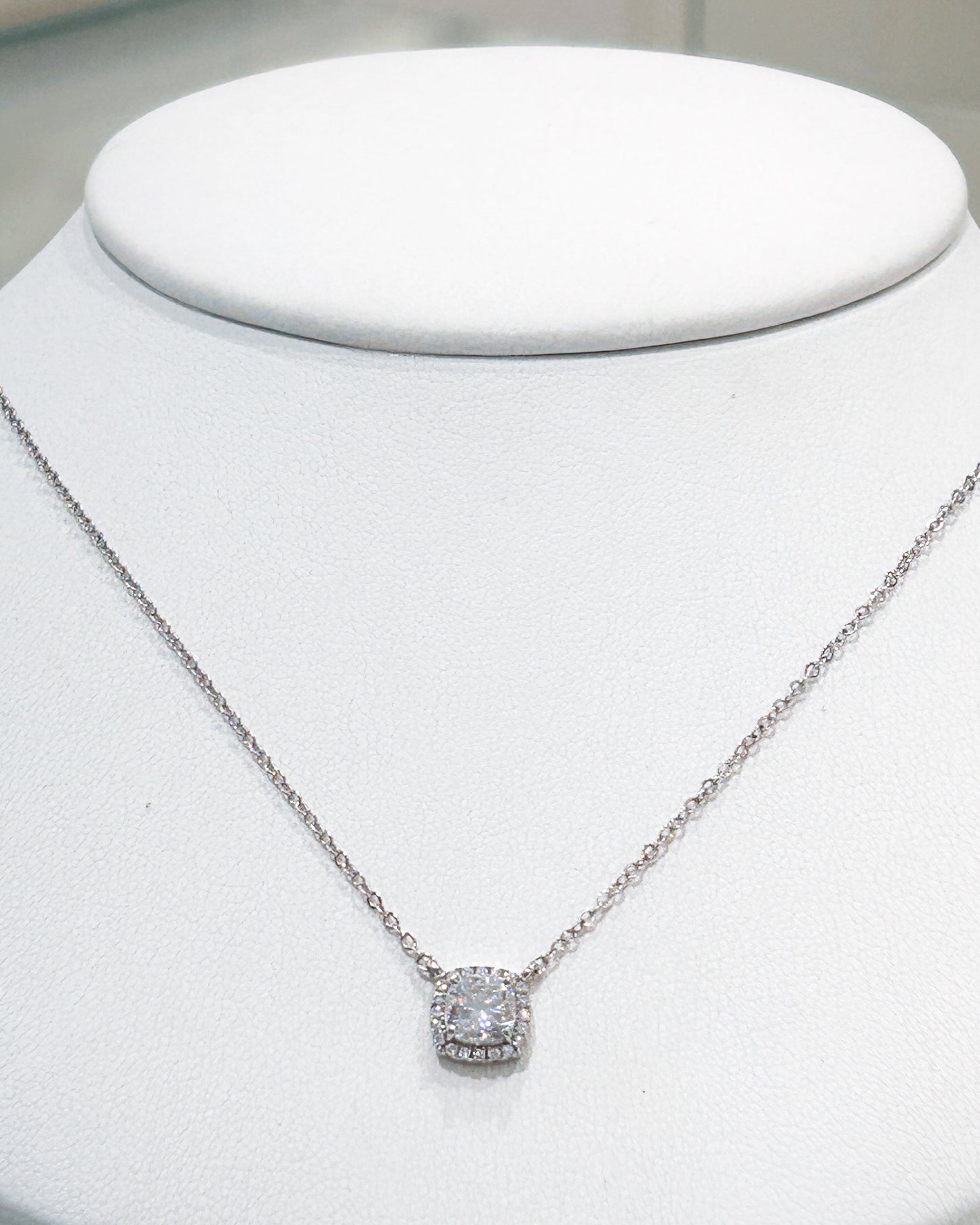 Collar de halo cuadrado con cristales pavé