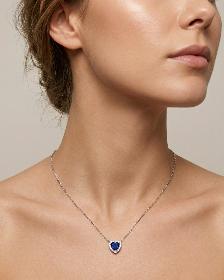 Collar de corazón en ópalo azul con halo de cristales