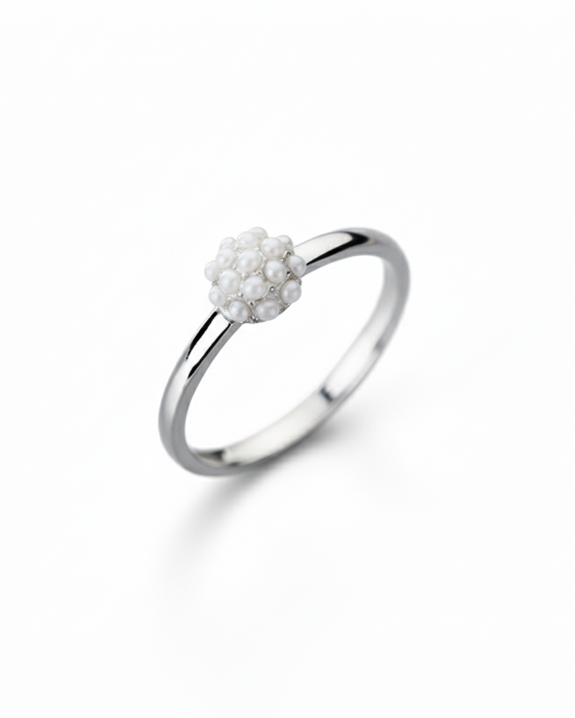 Anillo ajustable con perlas color plateado