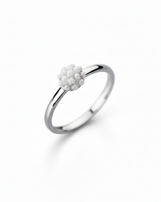 Anillo ajustable con perlas color plateado