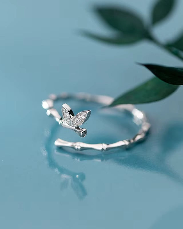 Anillo ajustable con mariposa color plateado