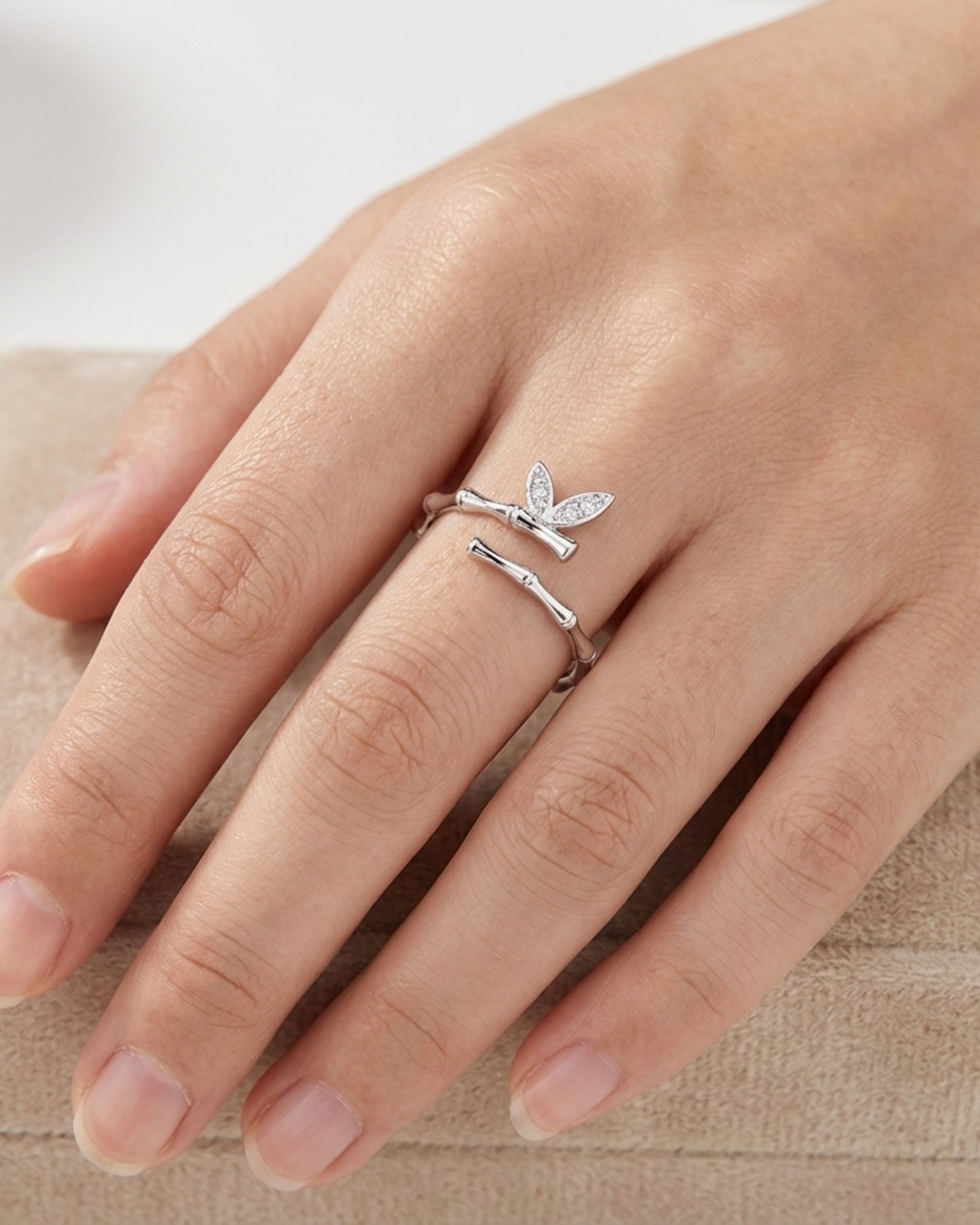 Anillo ajustable con mariposa color plateado