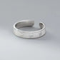 Anillo ajustable con diseño de corazones color plateado