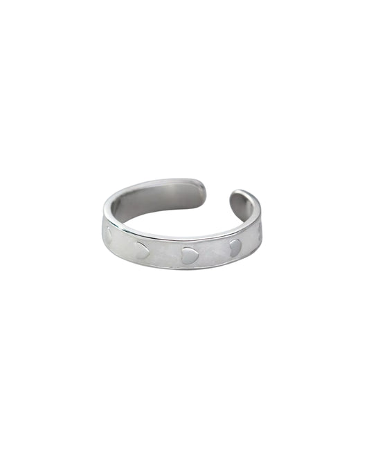 Anillo ajustable con diseño de corazones color plateado