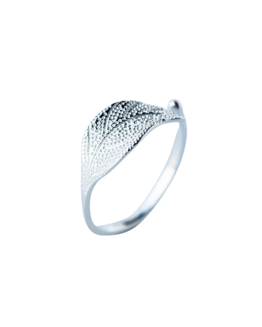 Anillo ajustable con diseño de hoja color plateado