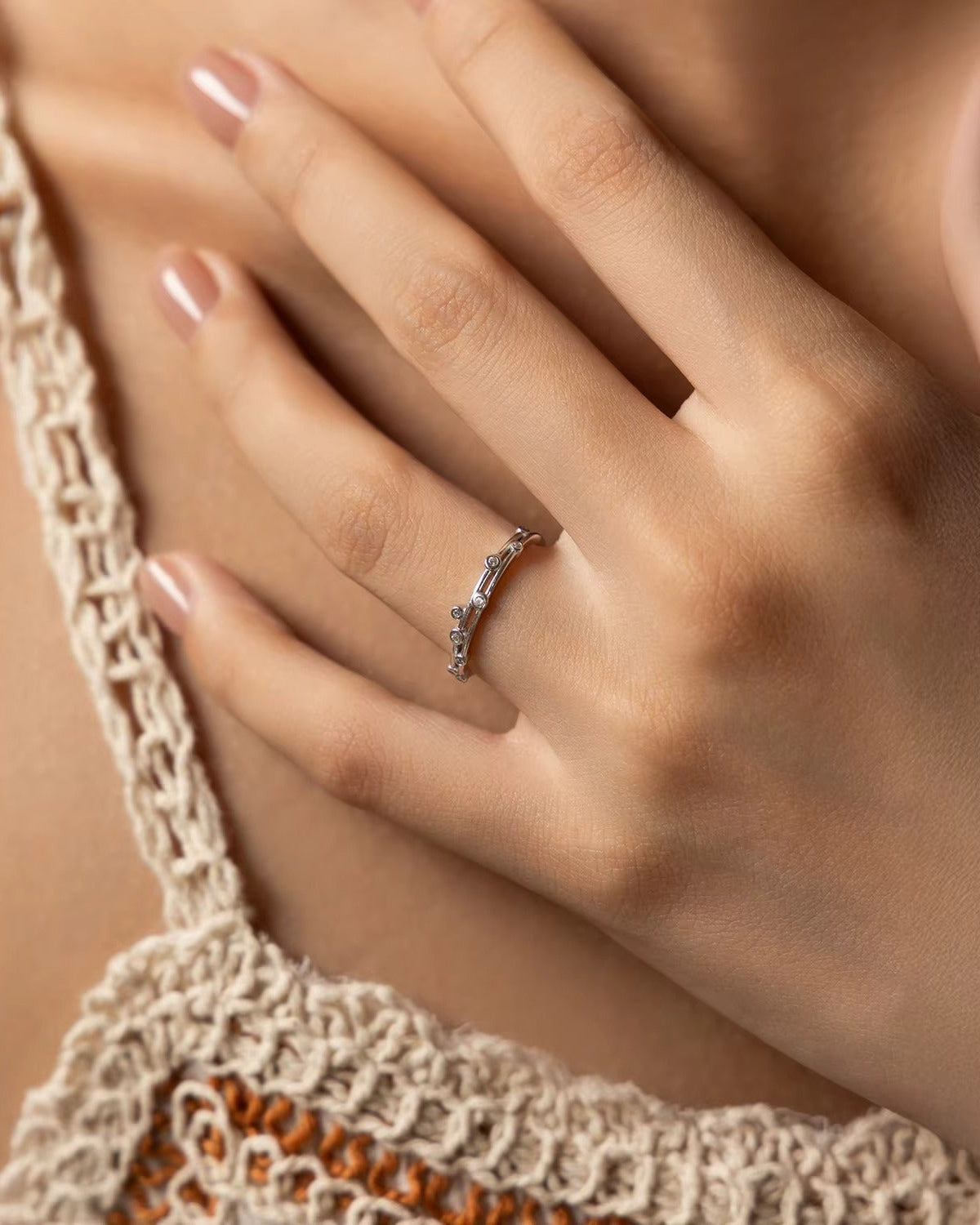 Anillo Doble Entrelazado con Detalles de Circonias