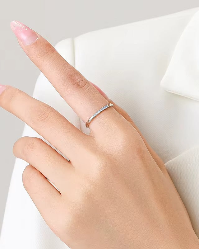 Anillo Delicado con Circonias Celestes