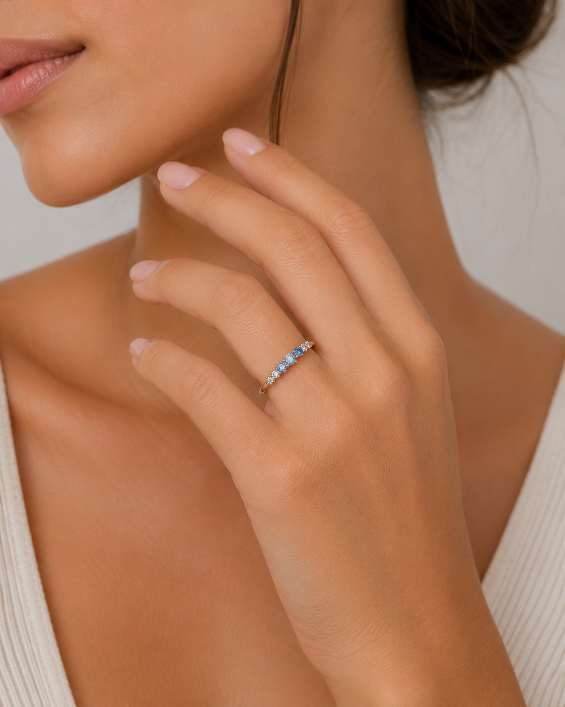 Anillo Delicado con Circonias Transparentes y Azules