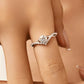 Anillo Compromiso V-Shape con Diamante Ovalado y Banda Entrelazada