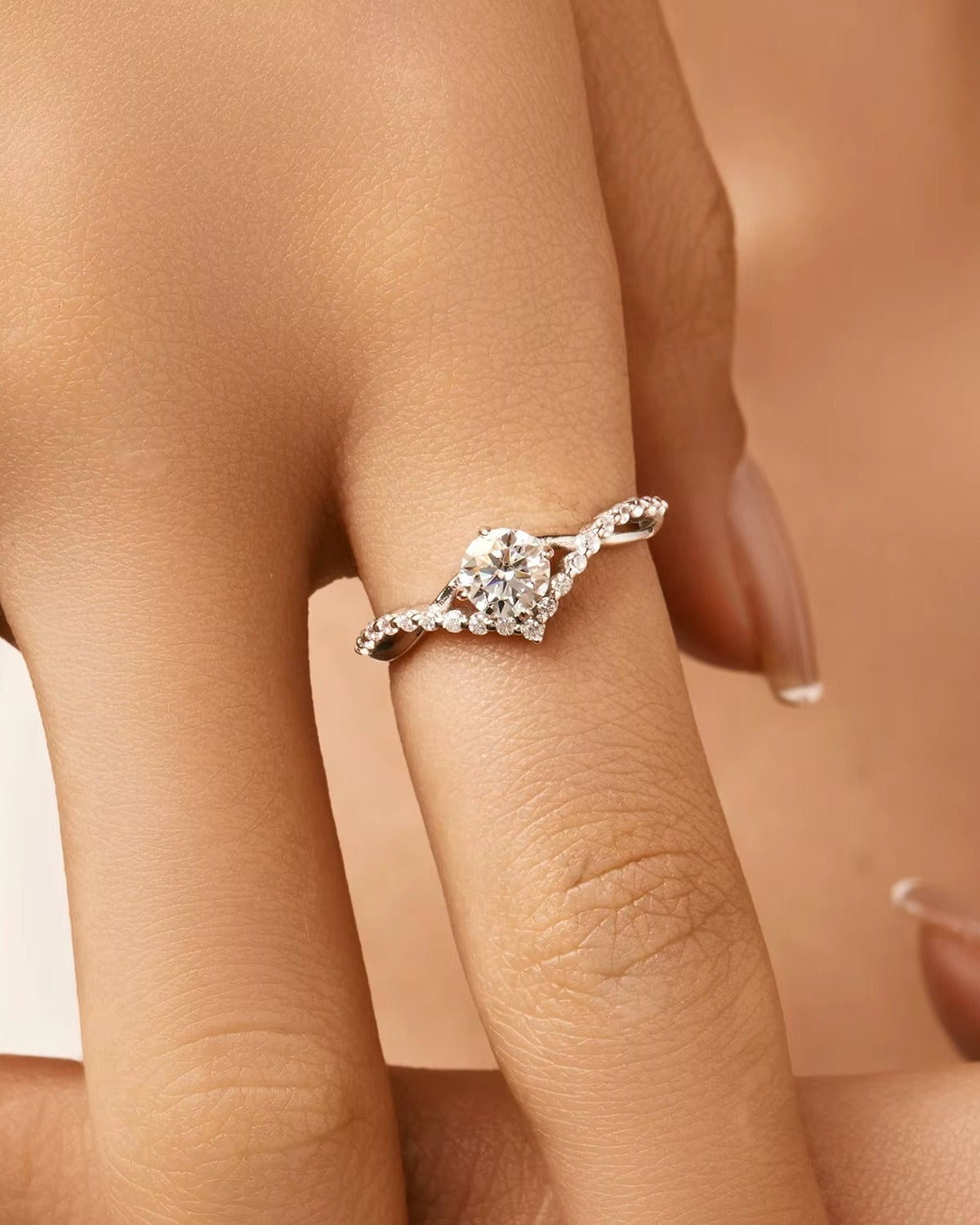 Anillo Compromiso V-Shape con Diamante Ovalado y Banda Entrelazada