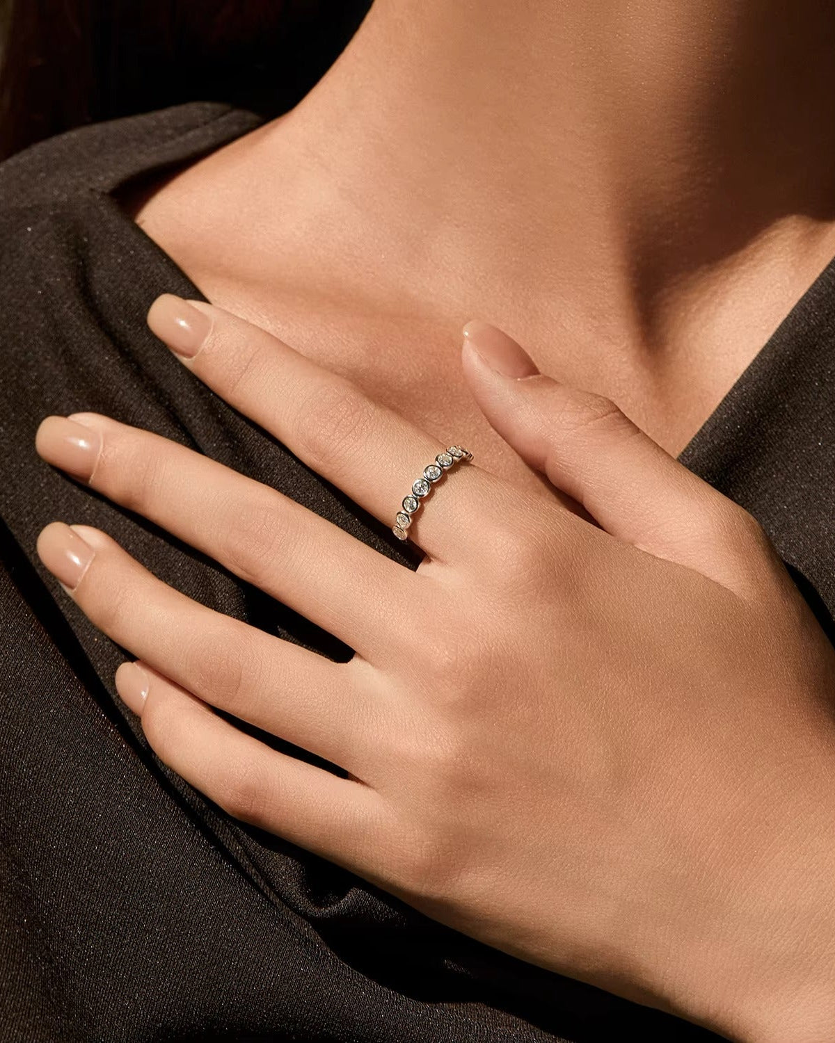 Anillo Tipo Eternity con Circonias en Engaste de Bisel