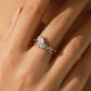 Anillo de Compromiso con Diamante en Corte Pera y Banda Dividida