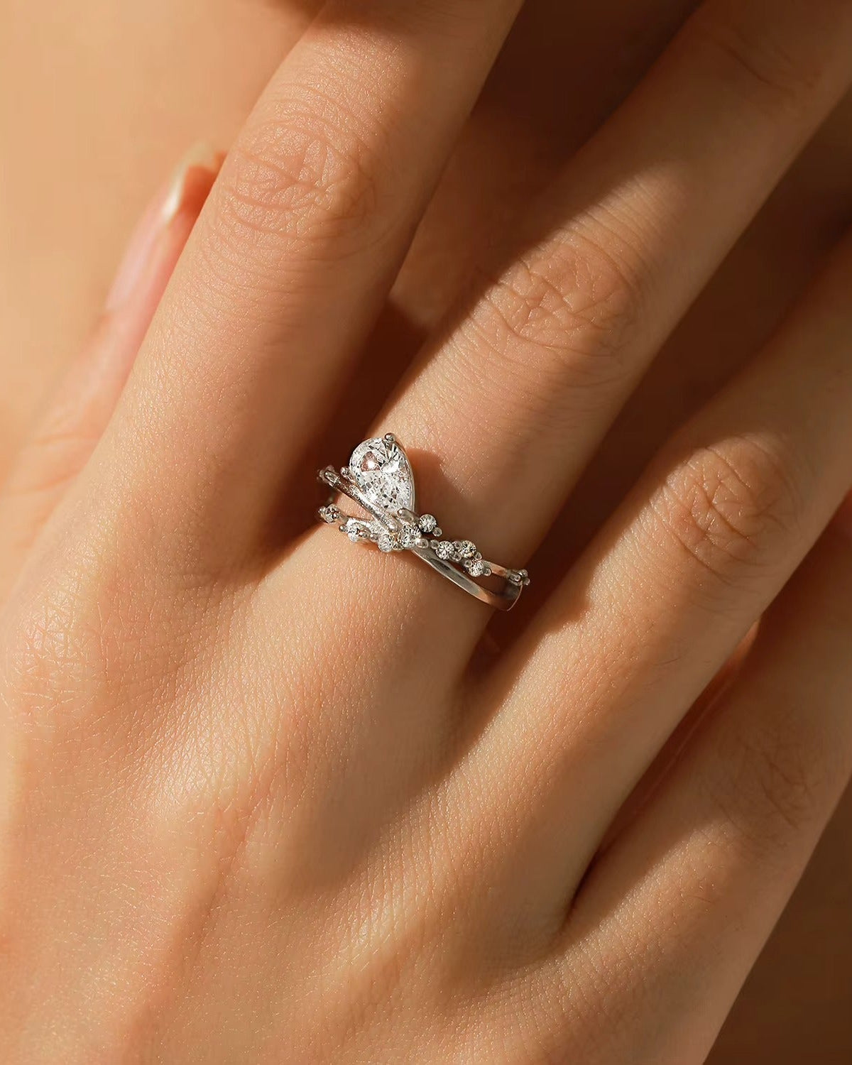 Anillo de Compromiso con Diamante en Corte Pera y Banda Dividida