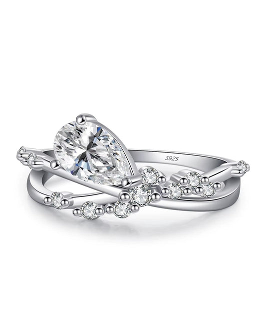 Anillo de Compromiso con Diamante en Corte Pera y Banda Dividida