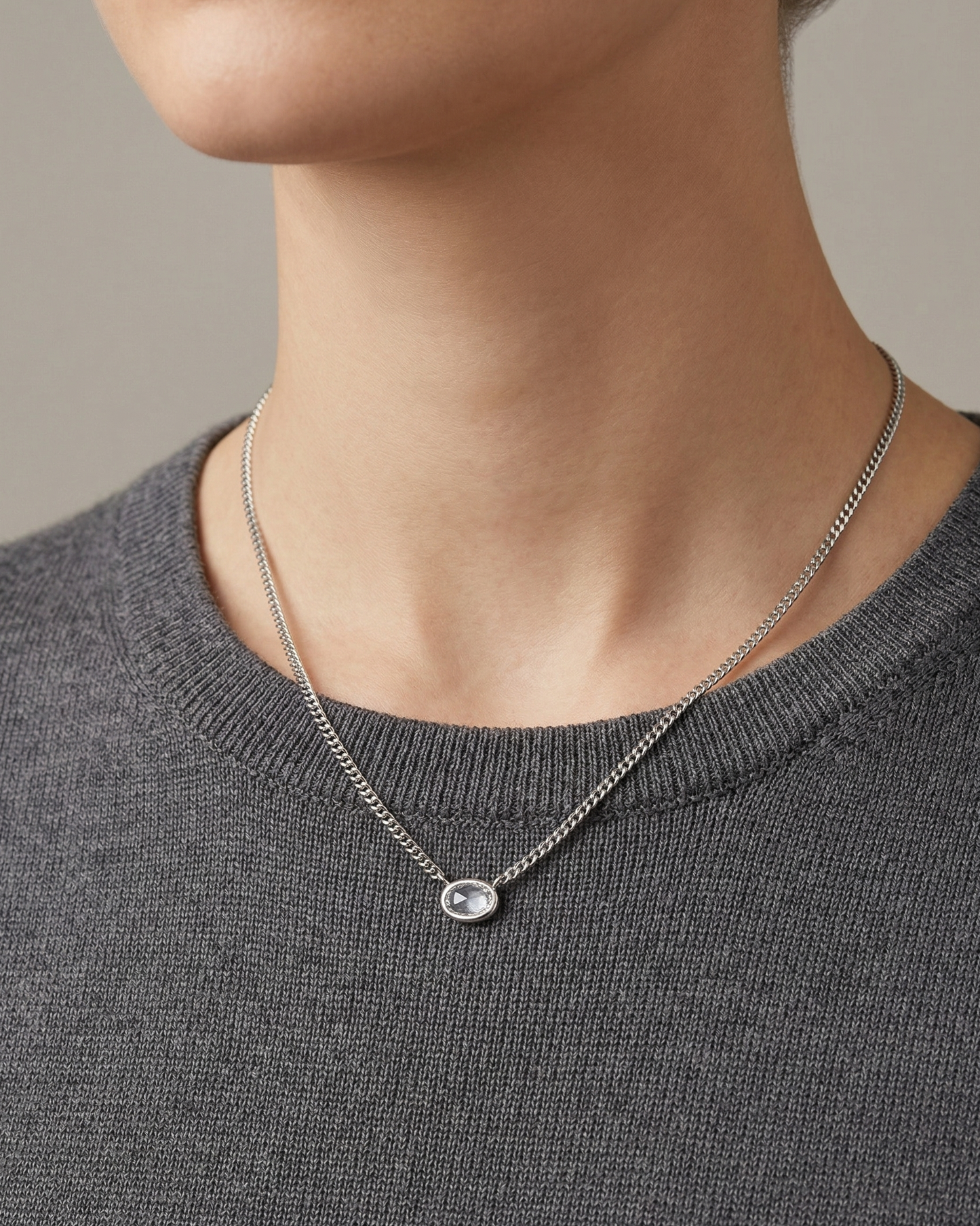 Collar de cadena barbada con cristal ovalado en plata