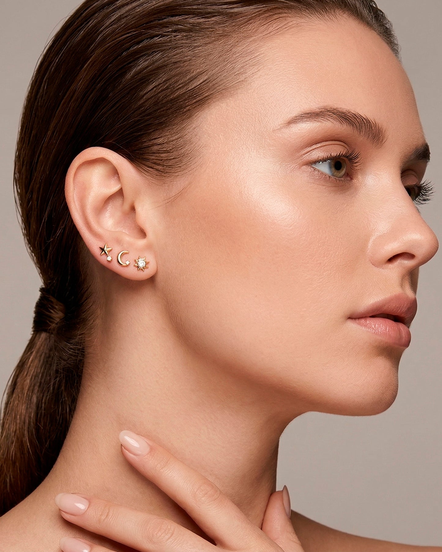 Studs dorados con forma de estrellas y luna