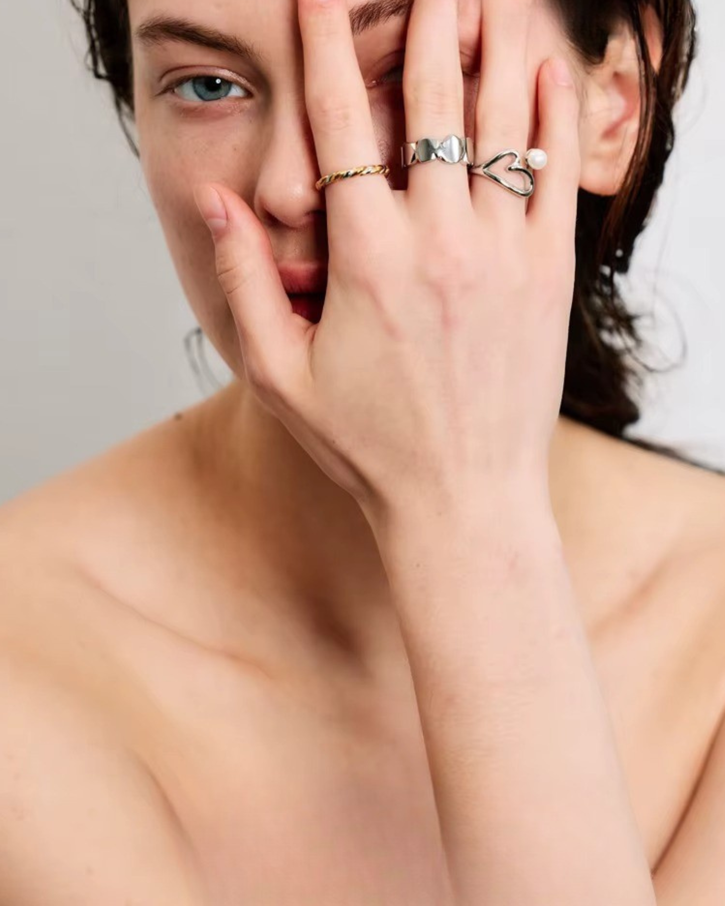 Anillo Abierto de Corazón Asimétrico con Perla en Tono Dorado